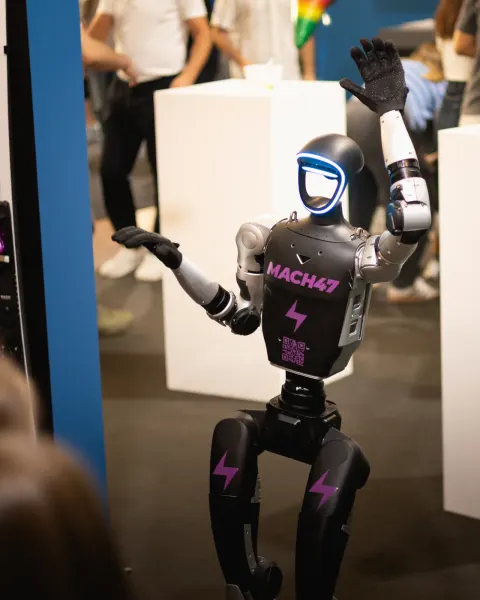 Foto 4 von Unitree G1 «Ursula» mit Betreuung mieten, für Messen, Firmenevents und Marketingaktionen